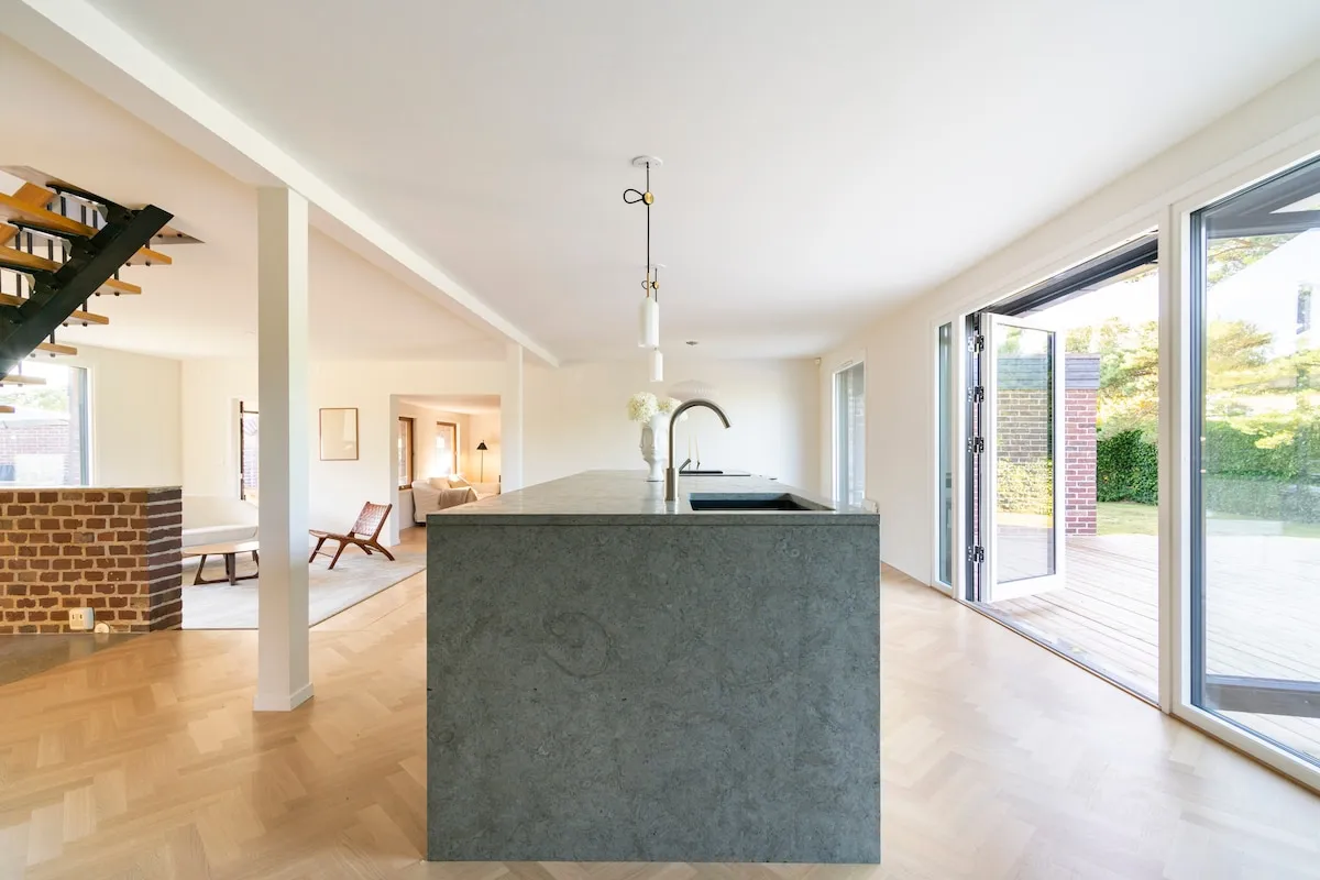 Moderne Küche mit Marmorinsel